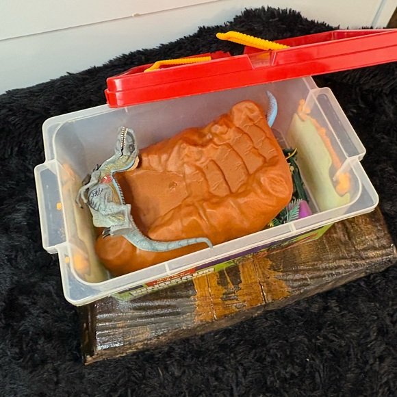 Universal Dinosaur Play Box Red and Green Toy Set Carry Case Prehistoric Play - Picture 4 of 15